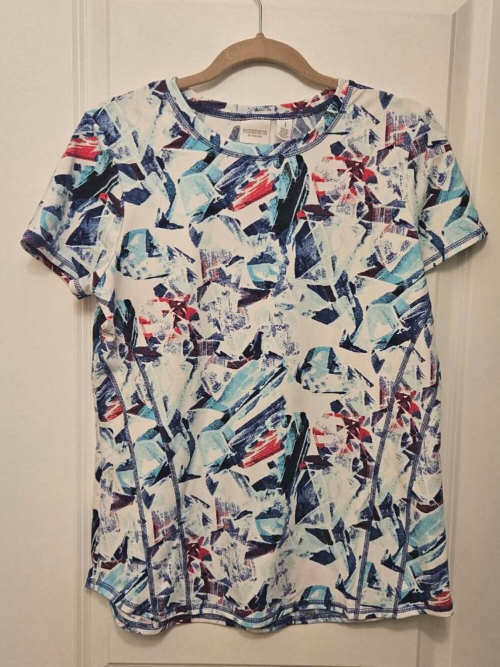Weekends by Chico’s Size 1/US M (8-10) Blue Abstract Print Tee Top